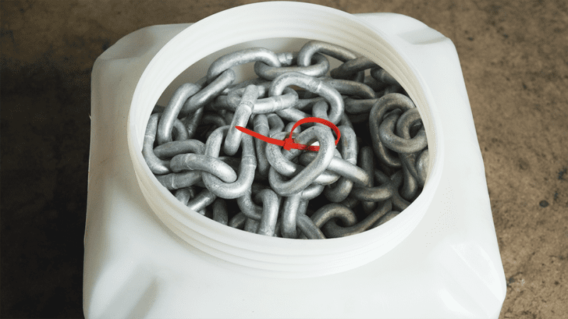 1 4 90 Lynx Hot Dip Galvanized Chain in pail